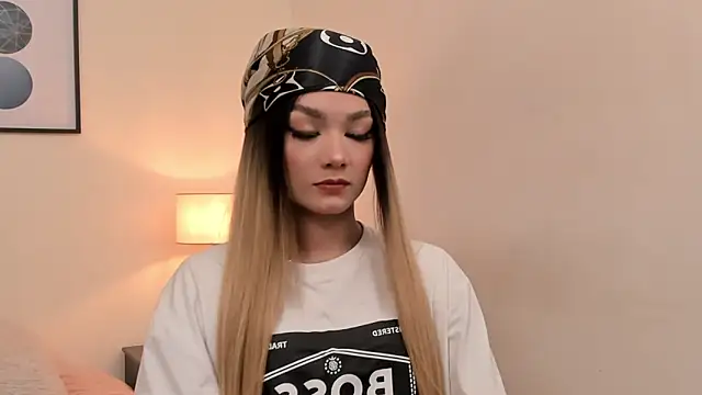 Snapshot of emmabridgerton chatting on 02-11-26, 10:15 emmabridgerton online show from 02-11-26, 10:15