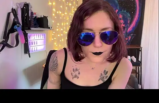 Snapshot of mistressannafoxx chatting on 09-11-25, 12:00 mistressannafoxx online show from 09-11-25, 12:00