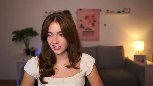 Snapshot of kissie_cat chatting on 09-19-25, 01:12 kissie cat online show from 09-19-25, 01:12