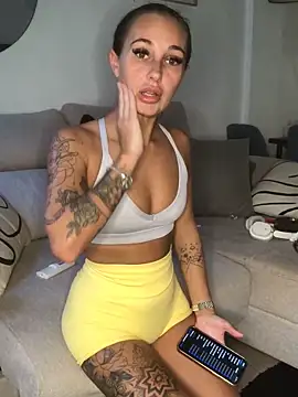 Snapshot of Rosieredxox chatting on 09-29-25, 07:35 Rosieredxox online show from 09-29-25, 07:35