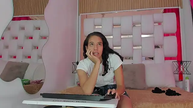 MiaCours online show from 10-05-25, 02:37