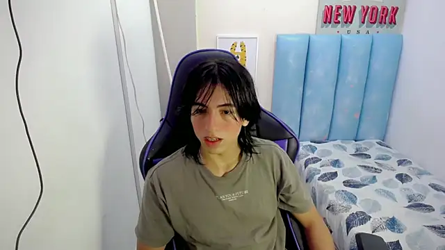 Snapshot of louis_baltazar chatting on 09-18-25, 03:58 louis baltazar online show from 09-18-25, 03:58