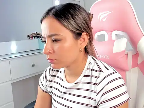 Snapshot of Saloome_miller chatting on 10-17-25, 04:04 Saloome miller online show from 10-17-25, 04:04