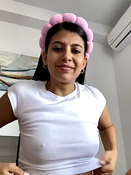 Snapshot of Lenapink19 chatting on 10-18-25, 08:42 Lenapink19 online show from 10-18-25, 08:42