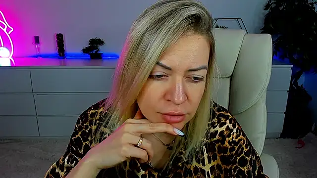 Anna Snows online show from 10-24-25, 05:37