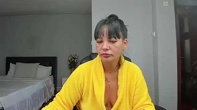 Snapshot of Ella_sweety00 chatting on 10-05-25, 05:28 Ella sweety00 online show from 10-05-25, 05:28