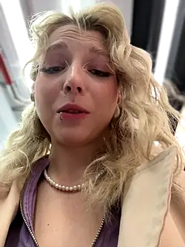 Snapshot of EveLittleSinner chatting on 09-21-25, 09:00 EveLittleSinner online show from 09-21-25, 09:00