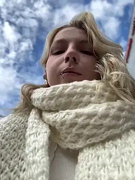 Snapshot of EveLittleSinner chatting on 09-27-25, 08:52 EveLittleSinner online show from 09-27-25, 08:52