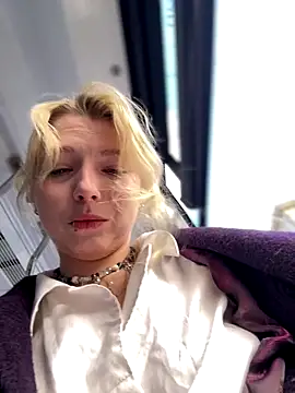 Snapshot of EveLittleSinner chatting on 09-28-25, 08:42 EveLittleSinner online show from 09-28-25, 08:42