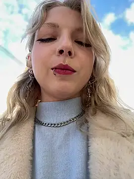 Snapshot of EveLittleSinner chatting on 10-07-25, 08:44 EveLittleSinner online show from 10-07-25, 08:44