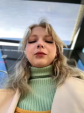 Snapshot of EveLittleSinner chatting on 10-08-25, 09:18 EveLittleSinner online show from 10-08-25, 09:18