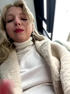 Snapshot of EveLittleSinner chatting on 10-12-25, 08:46 EveLittleSinner online show from 10-12-25, 08:46