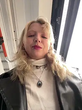 Snapshot of EveLittleSinner chatting on 10-28-25, 10:41 EveLittleSinner online show from 10-28-25, 10:41