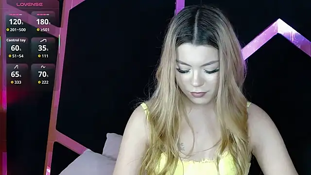 Snapshot of Breezelle chatting on 12-13-25, 07:53 Breezelle online show from 12-13-25, 07:53