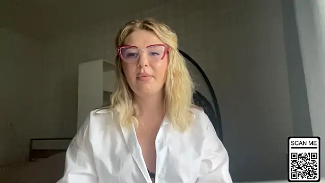 Snapshot of Blondie_xoxoxo chatting on 06-26-26, 10:52 Blondie xoxoxo online show from 06-26-26, 10:52