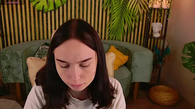 Snapshot of MonikaCarter chatting on 09-21-25, 10:28 MonikaCarter online show from 09-21-25, 10:28