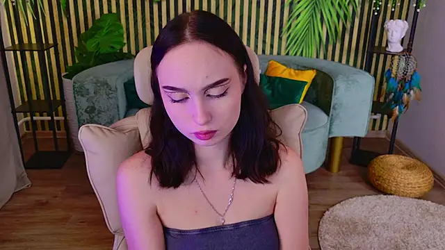 Snapshot of MonikaCarter chatting on 10-04-25, 10:35 MonikaCarter online show from 10-04-25, 10:35