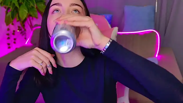 Snapshot of MonikaCarter chatting on 10-14-25, 11:11 MonikaCarter online show from 10-14-25, 11:11