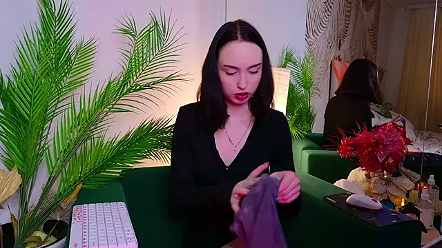 Snapshot of MonikaCarter chatting on 11-02-25, 10:28 MonikaCarter online show from 11-02-25, 10:28