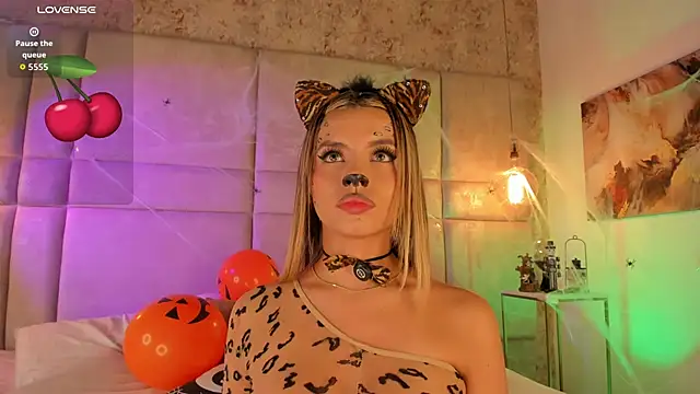 Snapshot of Mily_Vermont chatting on 10-31-25, 09:05 Mily Vermont online show from 10-31-25, 09:05