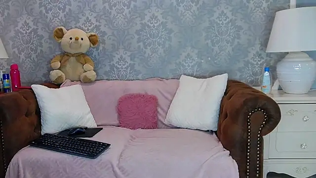 Snapshot of Ella_Raven chatting on 06-25-26, 04:34 Ella Raven online show from 06-25-26, 04:34