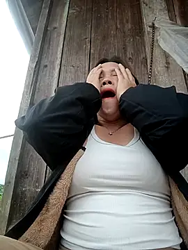 Snapshot of miumiu_00 chatting on 10-24-25, 01:35 miumiu 00 online show from 10-24-25, 01:35