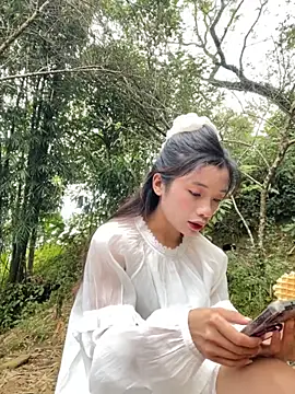 Snapshot of beobeo_2xx chatting on 10-18-25, 02:25 beobeo 2xx online show from 10-18-25, 02:25