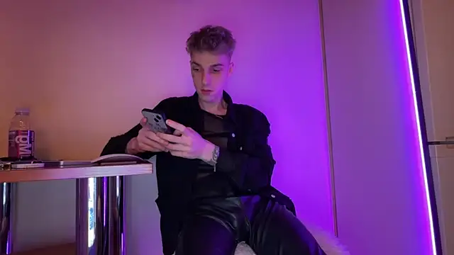 Snapshot of davesinner chatting on 04-06-26, 03:37 davesinner online show from 04-06-26, 03:37