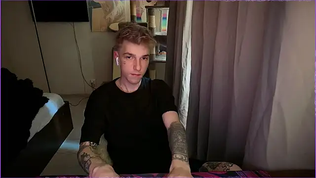 Snapshot of davesinner chatting on 05-04-26, 05:36 davesinner online show from 05-04-26, 05:36