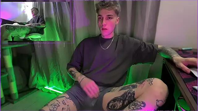 Snapshot of davesinner chatting on 05-08-26, 02:39 davesinner online show from 05-08-26, 02:39