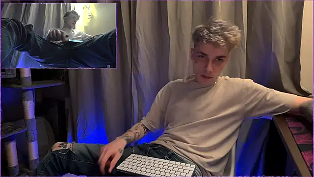 Snapshot of davesinner chatting on 05-08-26, 08:25 davesinner online show from 05-08-26, 08:25