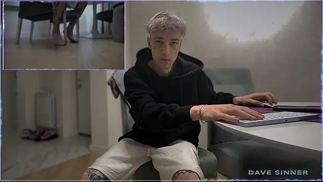Snapshot of davesinner chatting on 05-16-26, 08:44 davesinner online show from 05-16-26, 08:44