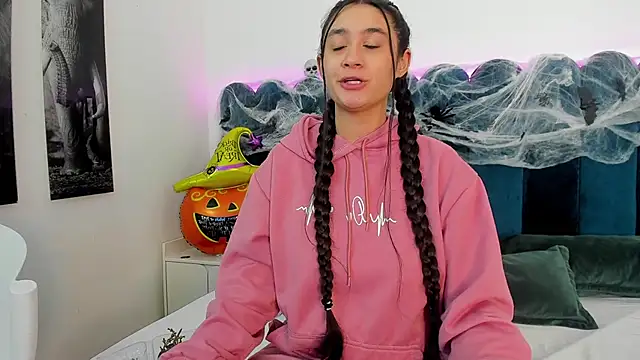 Snapshot of EmilyHanks_ chatting on 10-24-25, 11:34 EmilyHanks online show from 10-24-25, 11:34