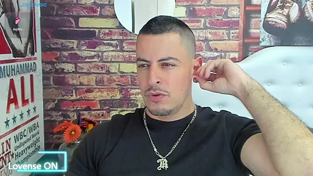 Snapshot of scotty_musicc chatting on 09-27-25, 01:10 scotty musicc online show from 09-27-25, 01:10