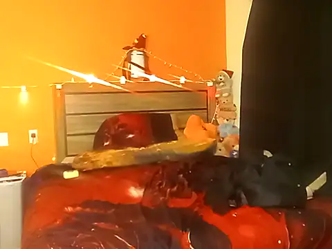 Snapshot of LusciousKandy chatting on 10-04-25, 12:03 LusciousKandy online show from 10-04-25, 12:03