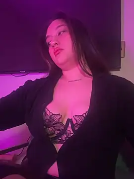 Snapshot of smokemilv chatting on 10-28-25, 04:38 smokemilv online show from 10-28-25, 04:38