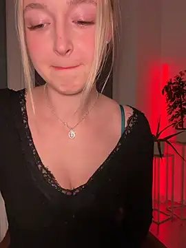 Snapshot of emilypeperoni chatting on 03-03-26, 08:04 emilypeperoni online show from 03-03-26, 08:04