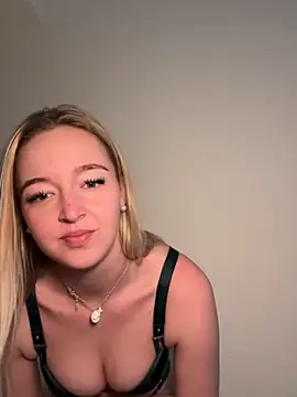 Snapshot of emilypeperoni chatting on 03-26-26, 12:11 emilypeperoni online show from 03-26-26, 12:11