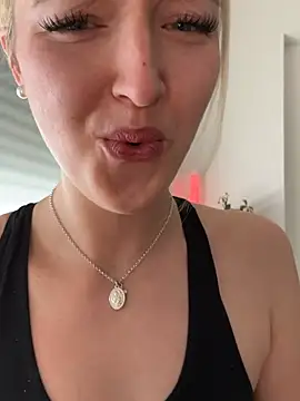 Snapshot of emilypeperoni chatting on 03-27-26, 11:10 emilypeperoni online show from 03-27-26, 11:10