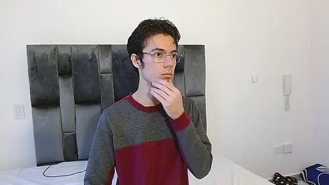 Snapshot of VIKTORNOIR chatting on 10-10-25, 12:15 VIKTORNOIR online show from 10-10-25, 12:15