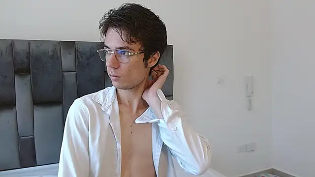 Snapshot of VIKTORNOIR chatting on 10-15-25, 01:44 VIKTORNOIR online show from 10-15-25, 01:44