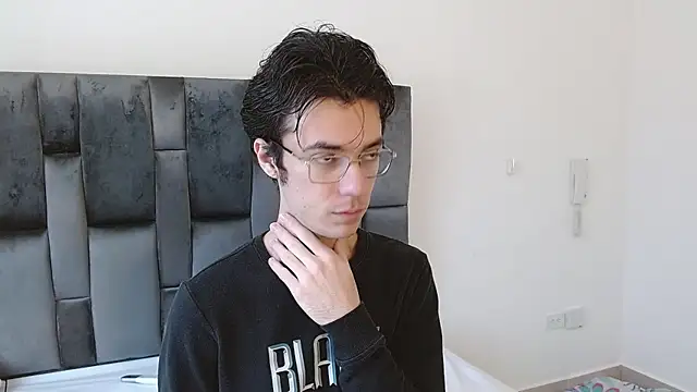 Snapshot of VIKTORNOIR chatting on 10-17-25, 01:46 VIKTORNOIR online show from 10-17-25, 01:46