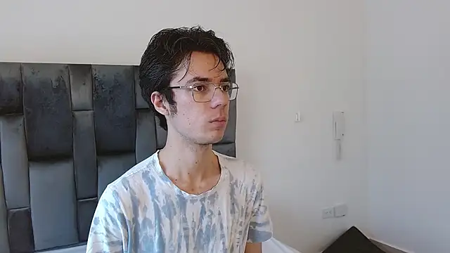 Snapshot of VIKTORNOIR chatting on 10-19-25, 01:45 VIKTORNOIR online show from 10-19-25, 01:45