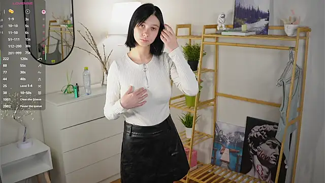 SuzanneHowse online show from 11-06-25, 04:46