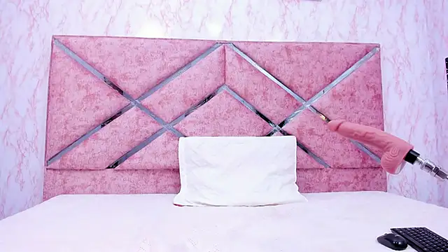 Snapshot of HOT_EMIILY_ chatting on 10-18-25, 11:44 HOT EMIILY online show from 10-18-25, 11:44