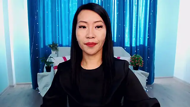 Snapshot of LiaPak chatting on 10-13-25, 01:05 LiaPak online show from 10-13-25, 01:05