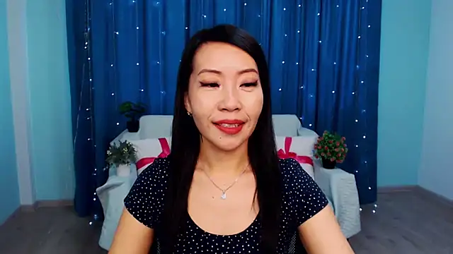 Snapshot of LiaPak chatting on 10-20-25, 01:06 LiaPak online show from 10-20-25, 01:06