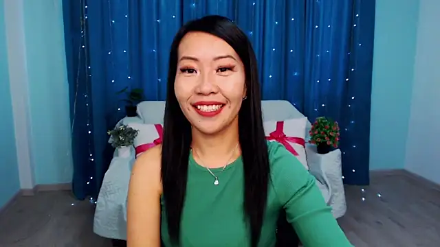 Snapshot of LiaPak chatting on 10-24-25, 01:13 LiaPak online show from 10-24-25, 01:13