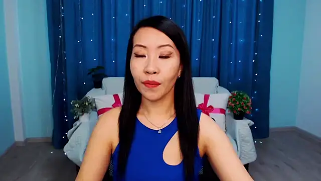 Snapshot of LiaPak chatting on 10-27-25, 12:58 LiaPak online show from 10-27-25, 12:58