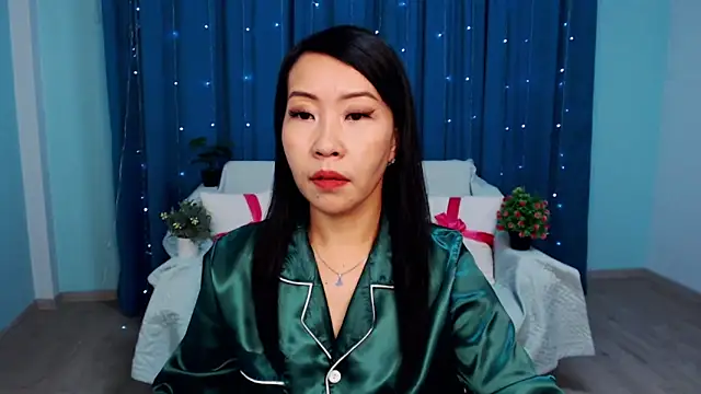 Snapshot of LiaPak chatting on 10-30-25, 12:56 LiaPak online show from 10-30-25, 12:56